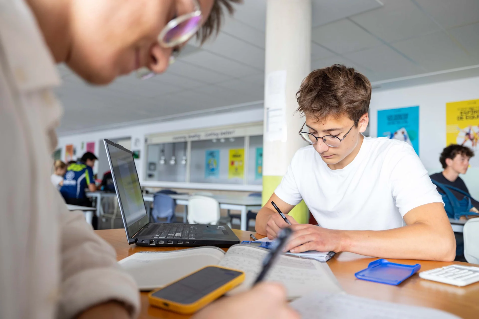 Student-writing-les-alicante