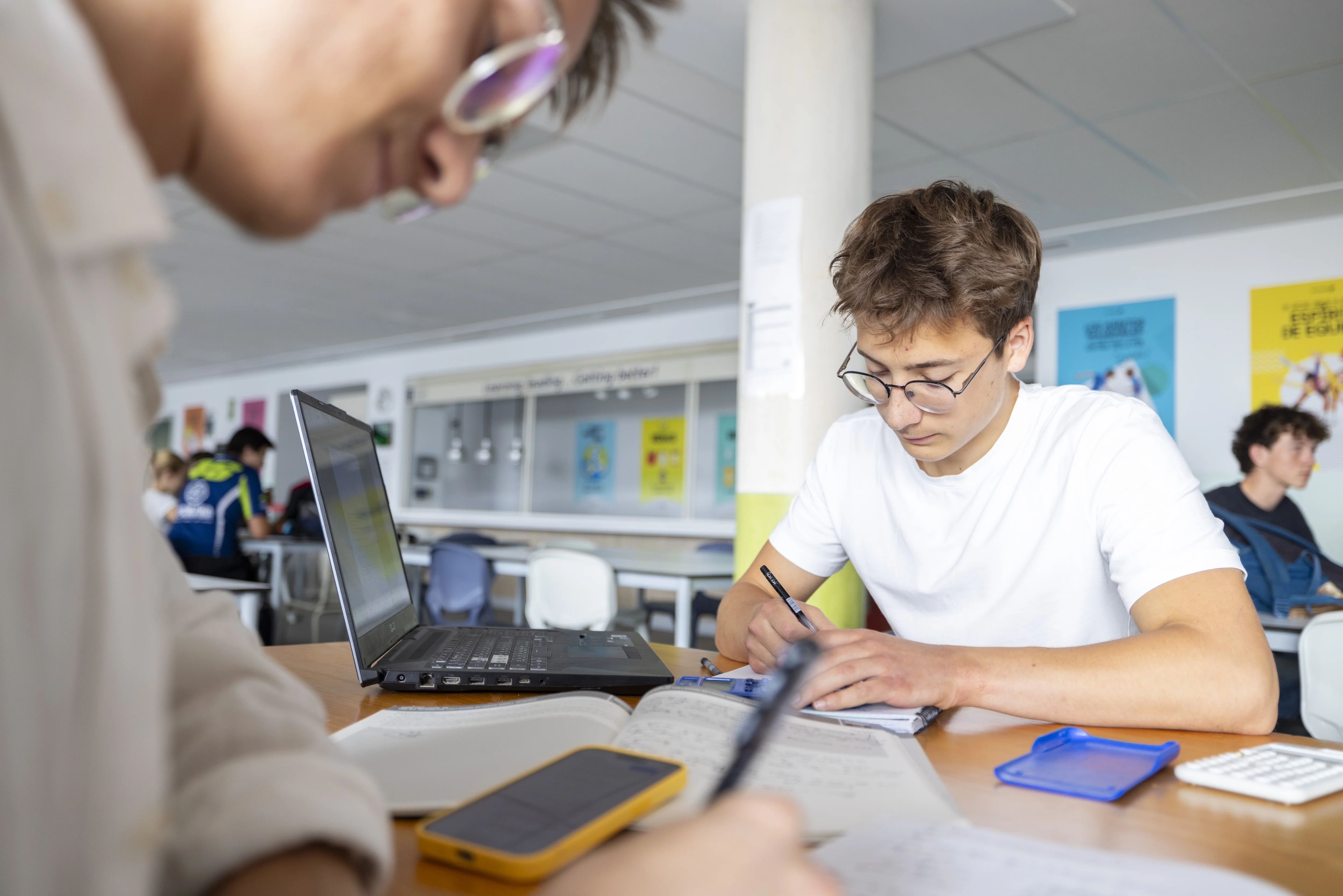 Student-writing-les-alicante