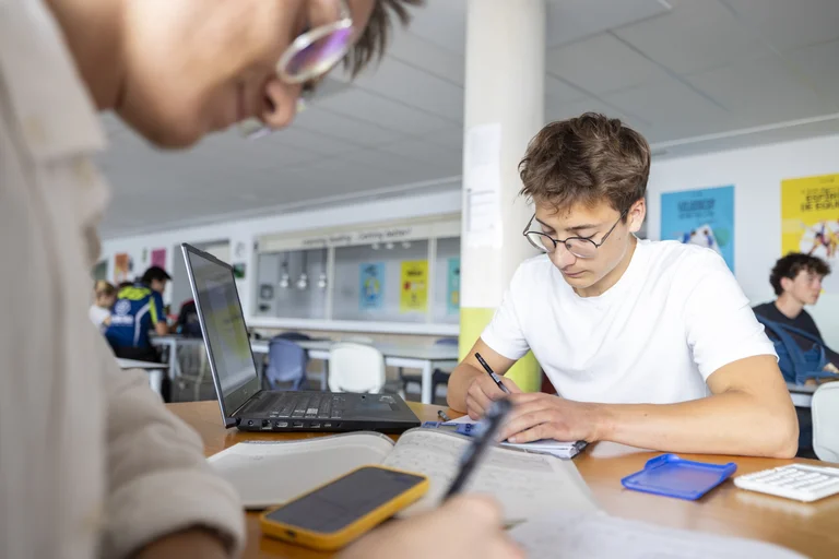 Student-writing-les-alicante