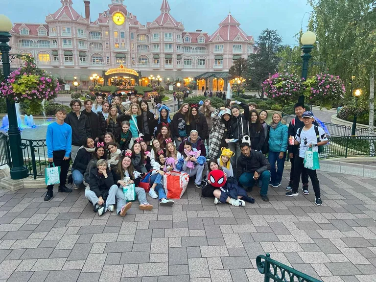 Group of students in front of a castle 