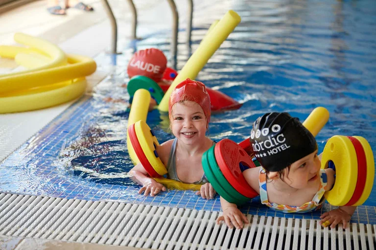 Children in the pool 